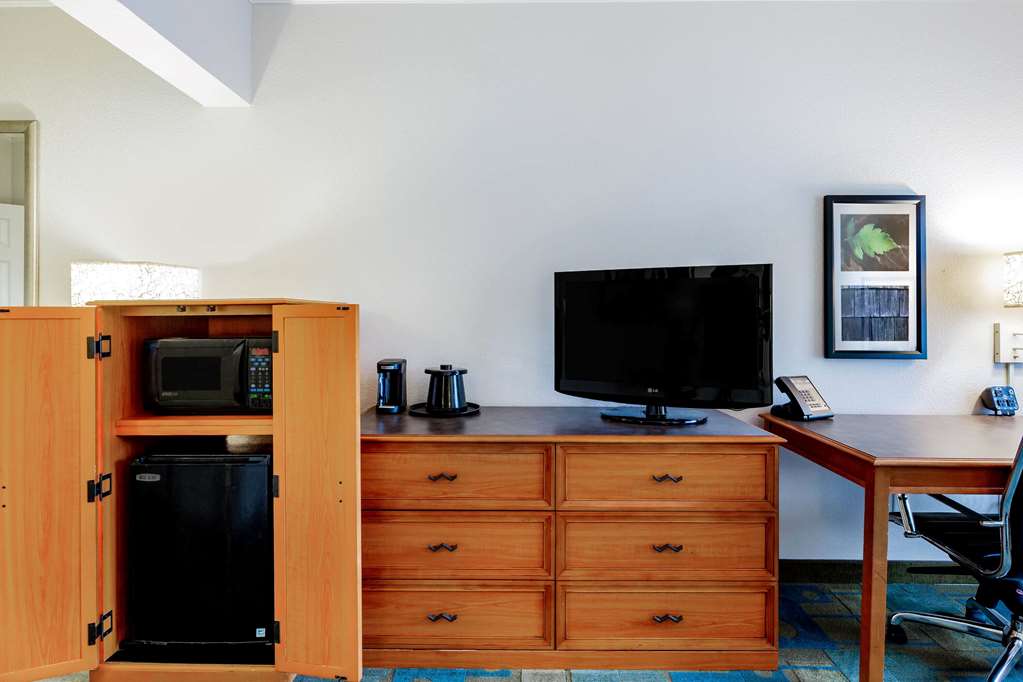 La Quinta Inn & Suites by Wyndham Fremont Silicon Valley - photo 24