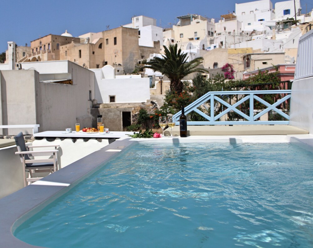 Traditional Cave Villa Paradise & Prive Jacuzzi — 4-Star Luxury Hotel in Emporio, Greece