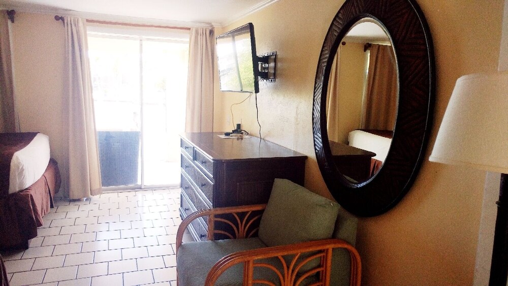 Flamingo Inn Bayside Suites - photo 22