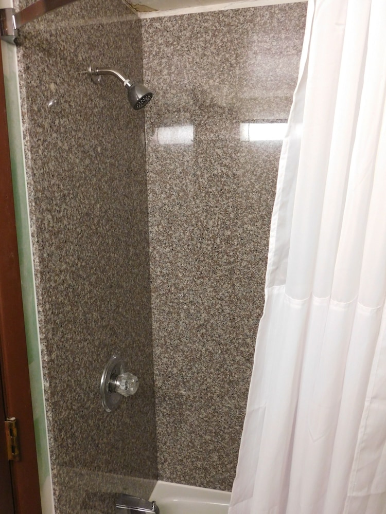 Days Inn by Wyndham West Branch Iowa City Area - photo 17