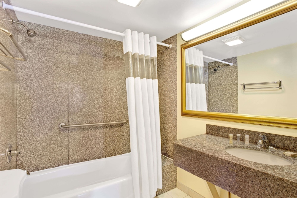 Howard Johnson by Wyndham Pikesville - photo 7