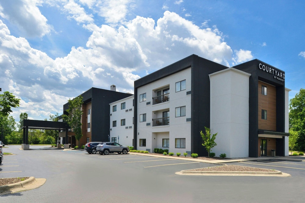 Courtyard by Marriott Detroit Utica — hotel in Utica