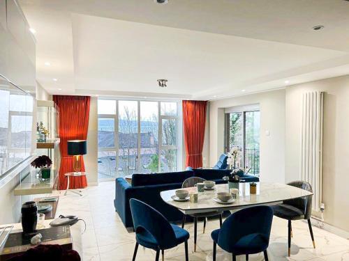 Modern Luxurious Apartment w Patio Balcony & View — 4-Star Luxury Hotel in Jordanstown, United Kingdom