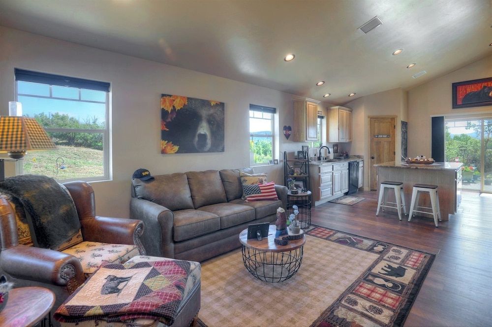 Pine River Cabin 2 BR Bayfield — 4-Star Luxury Hotel in Bayfield, United States