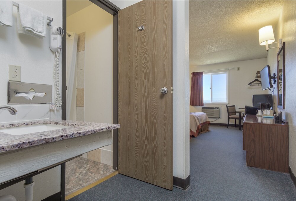 Super 8 By Wyndham Limon - photo 12