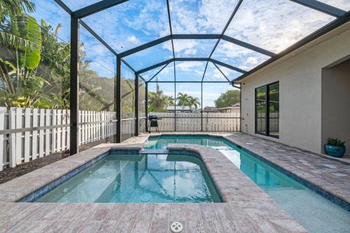 Luxe Home 1mile Vanderbilt Beach Pool Spa BBQ — 4-Star Luxury Hotel in Naples, United States