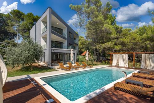Black & White heated pool in Pula, Croatia
