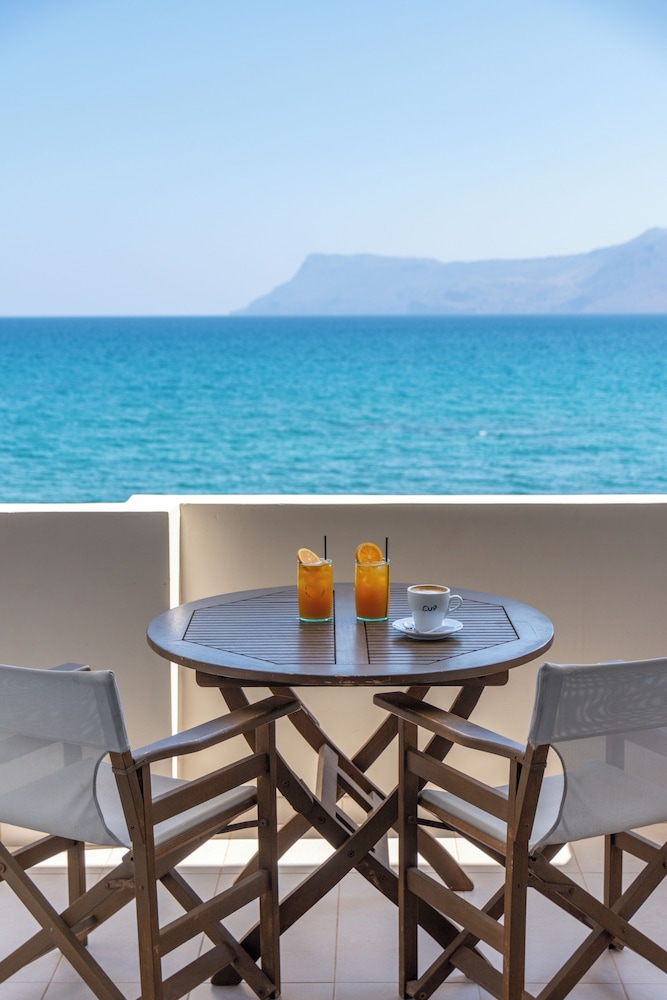 Christina Beach Hotel — hotel in Kissamos