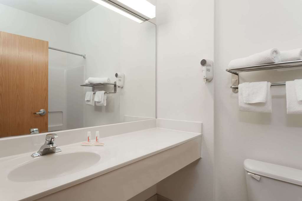 Days Inn & Suites by Wyndham Cambridge - photo 9