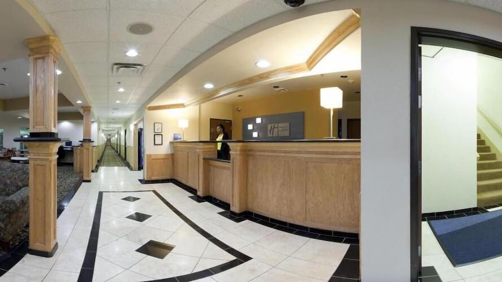 Holiday Inn Express Hotel & Suites by IHG - photo 3