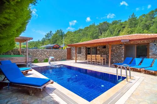 Havuzu Korunaklı Jakuzili Villa — 4-Star Luxury Hotel in Kinali, Turkey