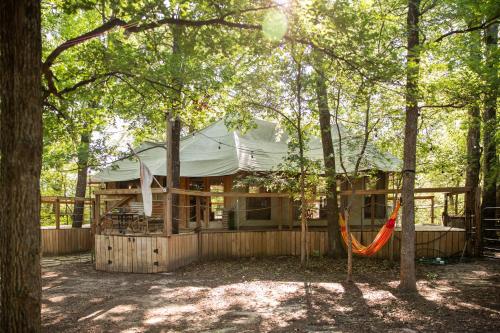 Luxurious African tent wwaterfall on the Brazos River 350 acres Tubing Petting Zoo — 4-Star Luxury Hotel in Buckner, United States