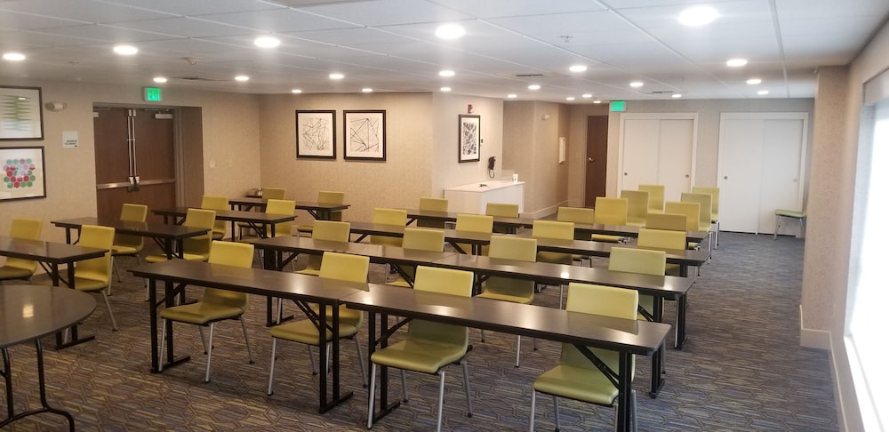 Holiday Inn Express & Suites Seattle Sea Tac Airport - photo 37