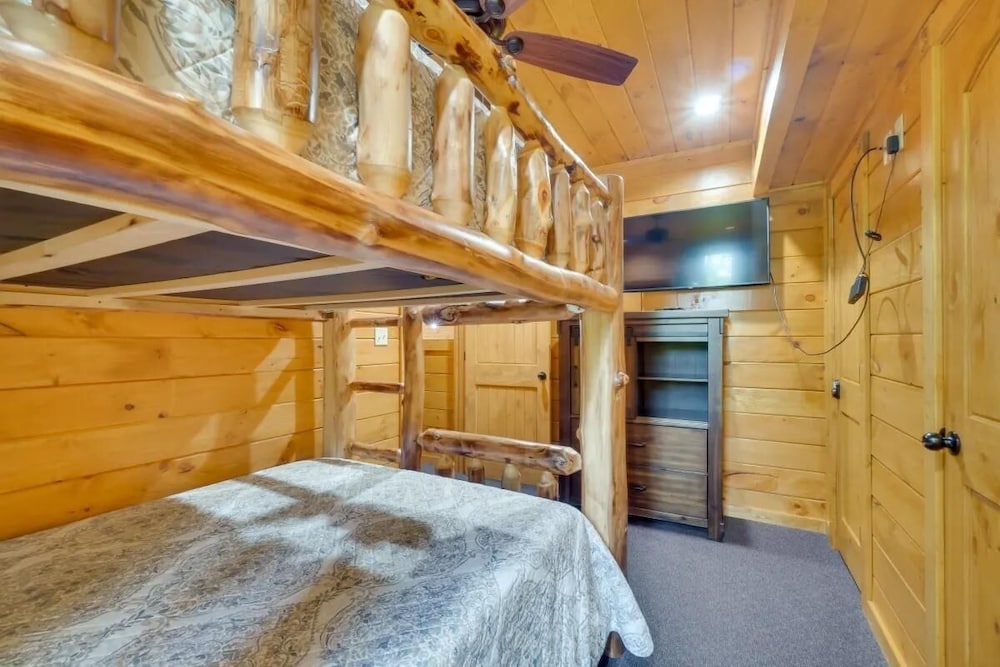 Sensational Views 4 Bedroom Cabin by Heavenly Views Resort - photo 9