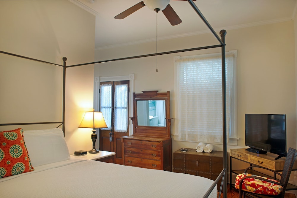 Island City House Hotel - photo 11