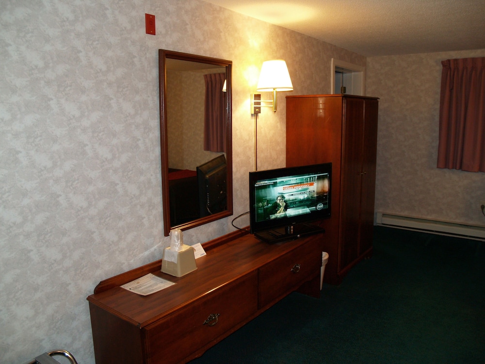 Bangor Inn & Suites - photo 11