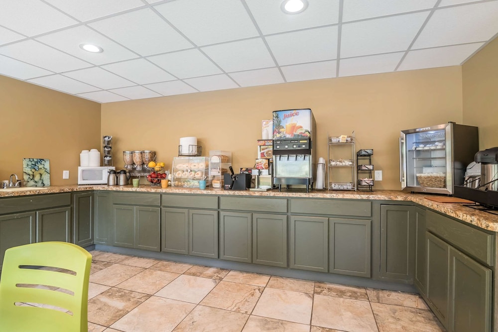 Econo Lodge Inn And Suites - photo 16