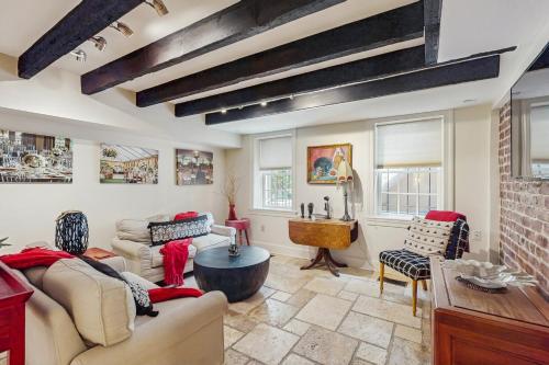 Garden Level on Charlton in Savannah, United States