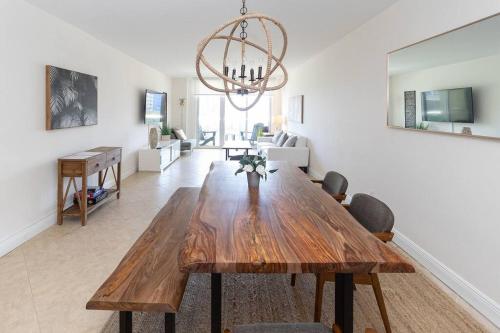 Modern Oceanview Condo Steps to the Beach — 4-Star Luxury Hotel in Miami Beach, United States
