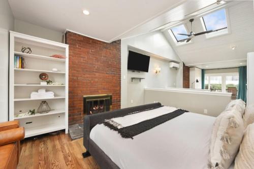 HostWise Stays Great Balcony Views Patio Minutes to Stadiums in Pittsburgh, United States