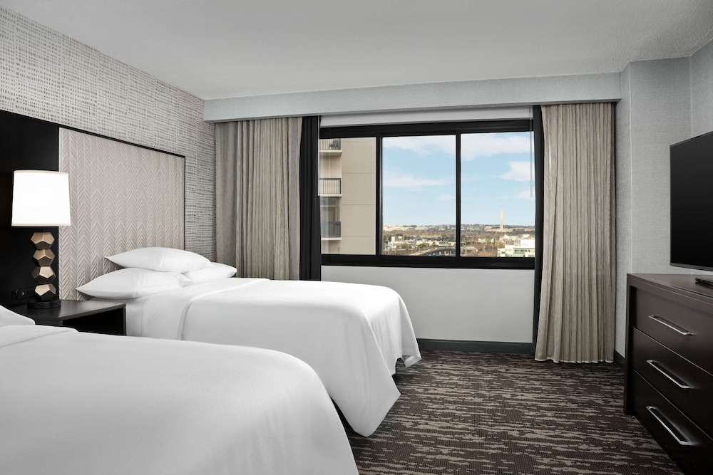 Embassy Suites by Hilton Crystal City National Airport - photo 16