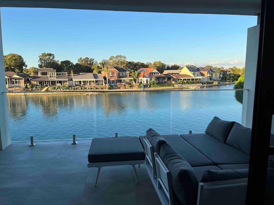 Luxury On The Lake — Cheltenham