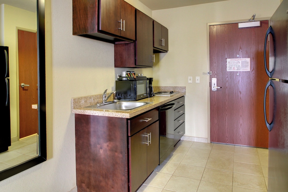 Cobblestone Inn & Suites Carrington - photo 27