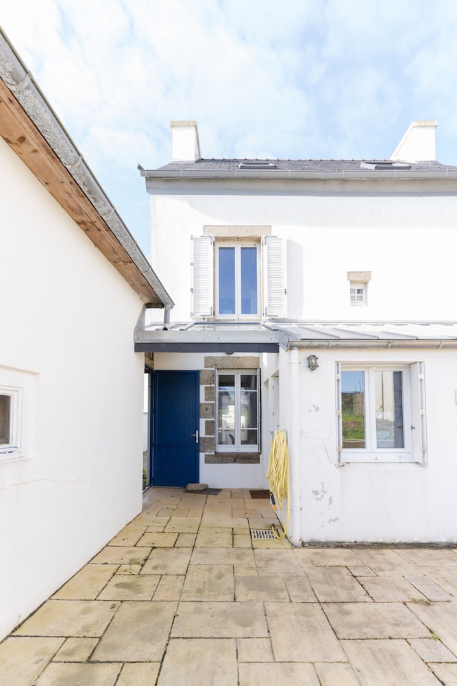 House in Ploudalmezeau by Rock Beach — 4-Star Luxury Hotel in Ploudalmezeau, France