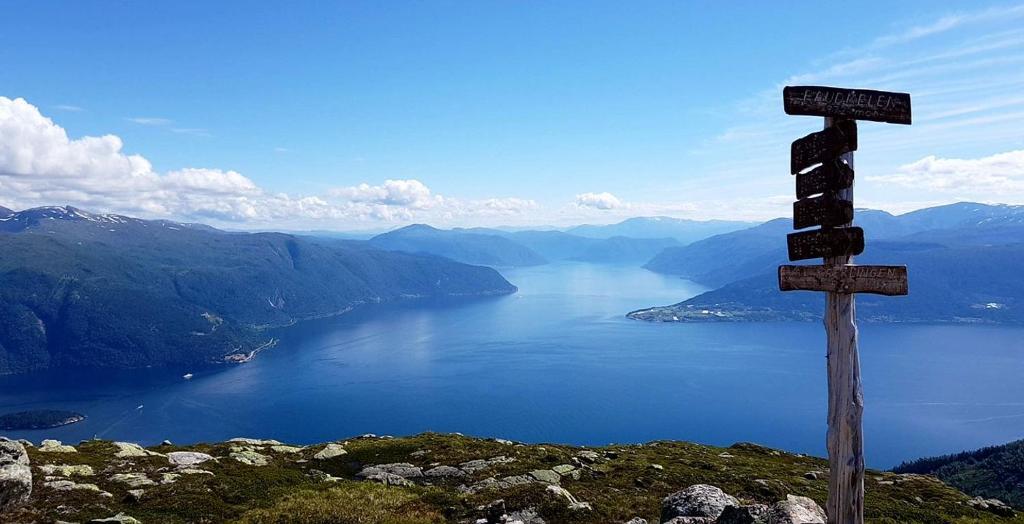Villa Holmen 2 — 4-Star Luxury Hotel in Balestrand, Norway