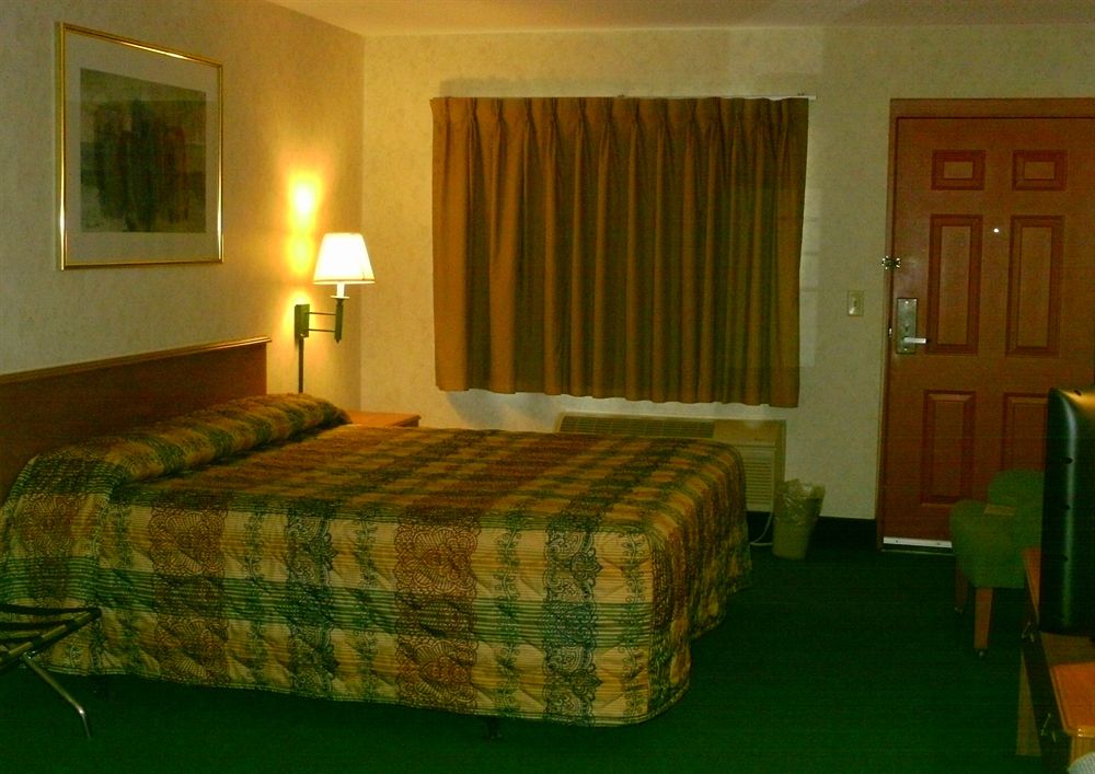 Campton Parkway Inn - photo 5