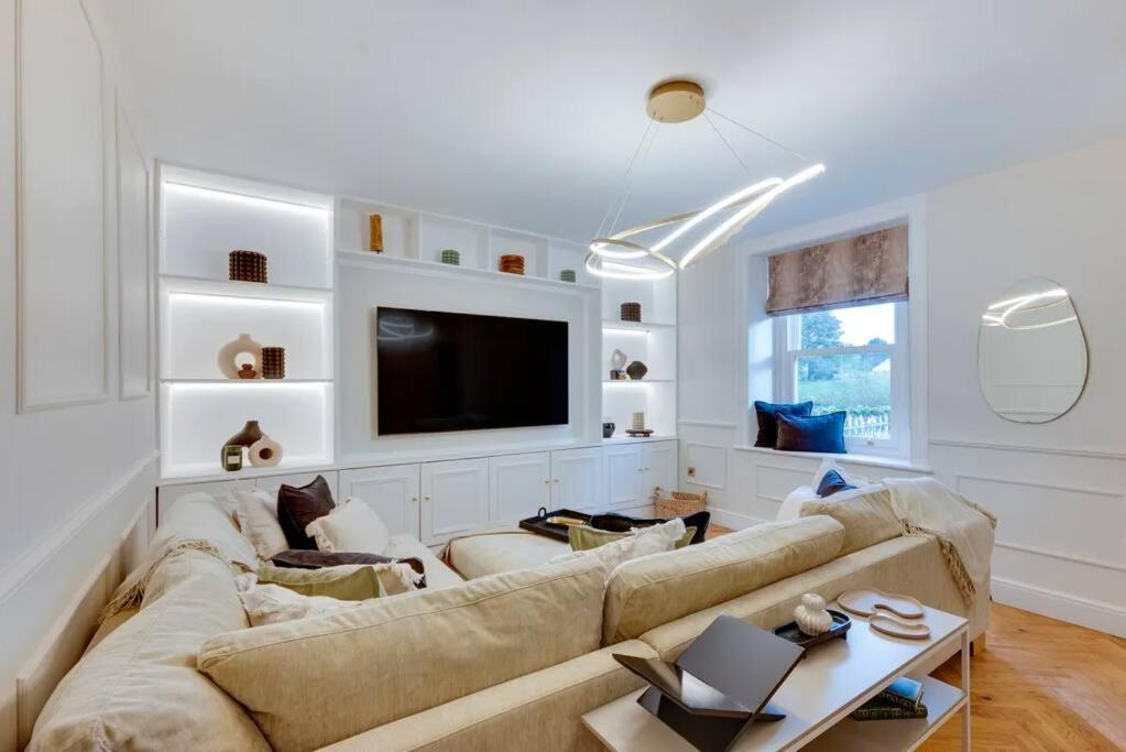 Newly Renovated 4 Bedroom Cottage with Wood Burner