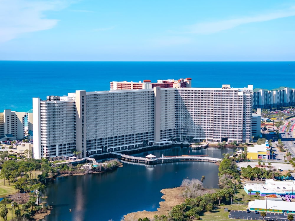 Laketown Wharf Resort by Panhandle Getaways — hotel in Panama City Beach