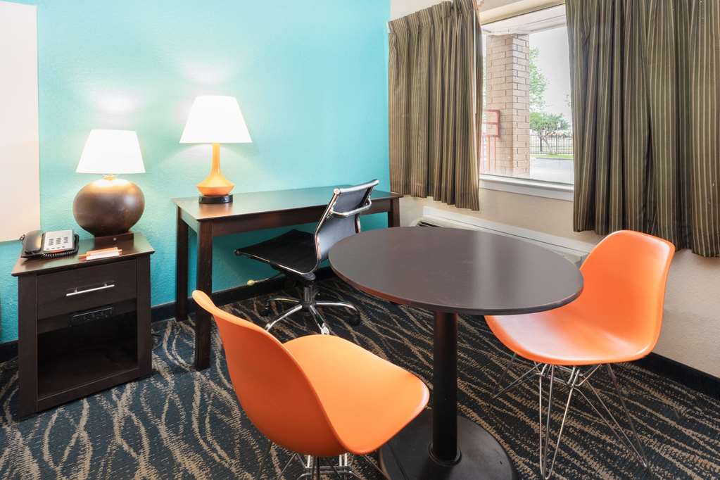 Howard Johnson by Wyndham Houston Hobby Airport - photo 18