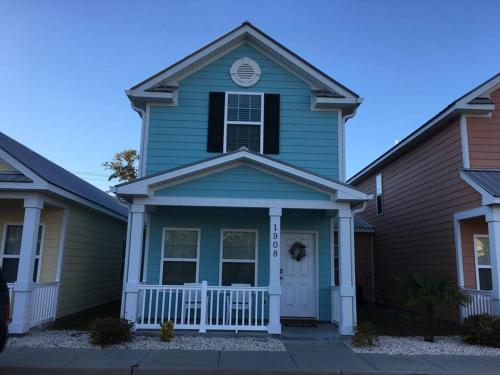 Lovely 2 level 2 bedroom cottage 1 block to beach — 4-Star Luxury Hotel in Myrtle Beach, United States