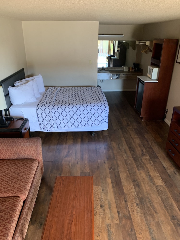 Smokey Point Motor Inn - photo 46