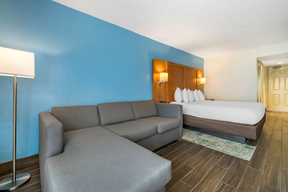 Tropical Winds Oceanfront Hotel - photo 49