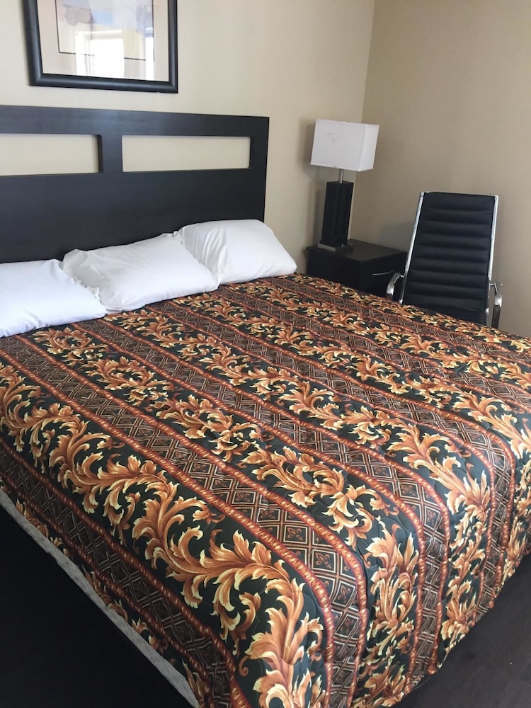 Suburban's Lavilla Inn - photo 11