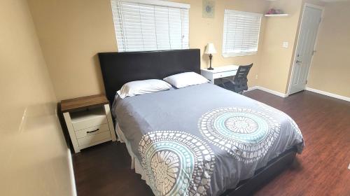 NARVAEZ BRIGHT & SPACIOUS Private room bathroom entrance near light rail — hotel in Campbell