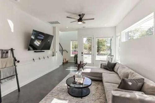 Bright & Airy 3BR Perfect Location and Balcony in Austin, United States