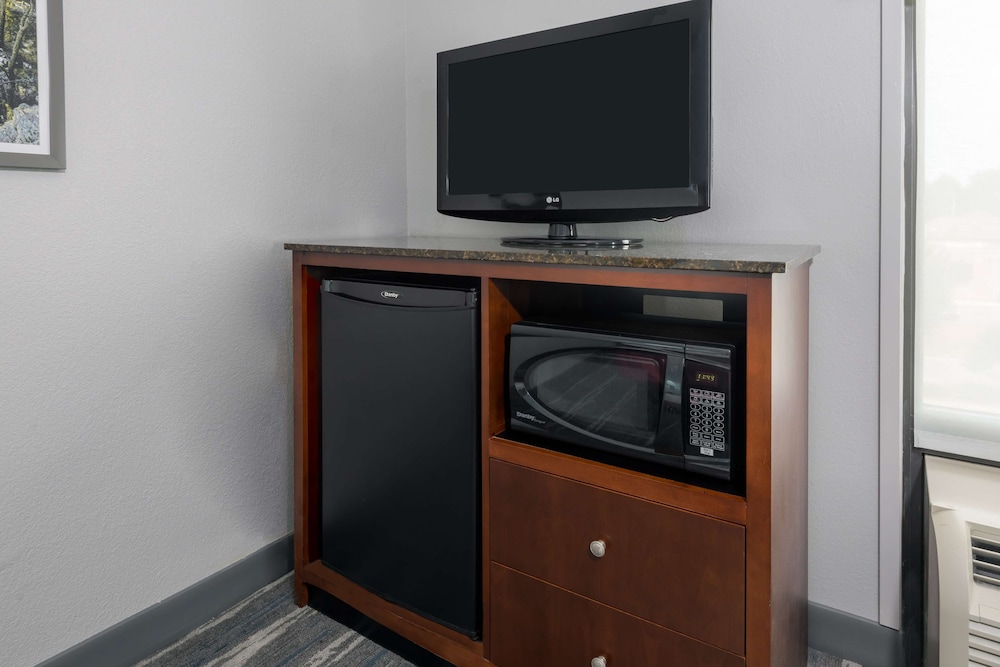 Hampton Inn & Suites Winston Salem University Area NC - photo 11