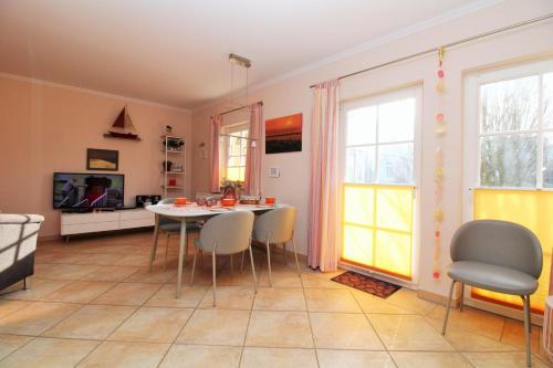 Appartementanlage Uns Strandhus Fewo 11 — 4-Star Luxury Hotel in Ostseebad Kuehlungsborn, Germany