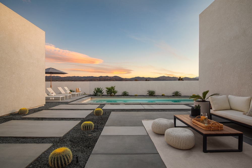 Aria by Avantstay Spectacular & Secluded Desert Oasis w Pool — hotel in Yucca Valley