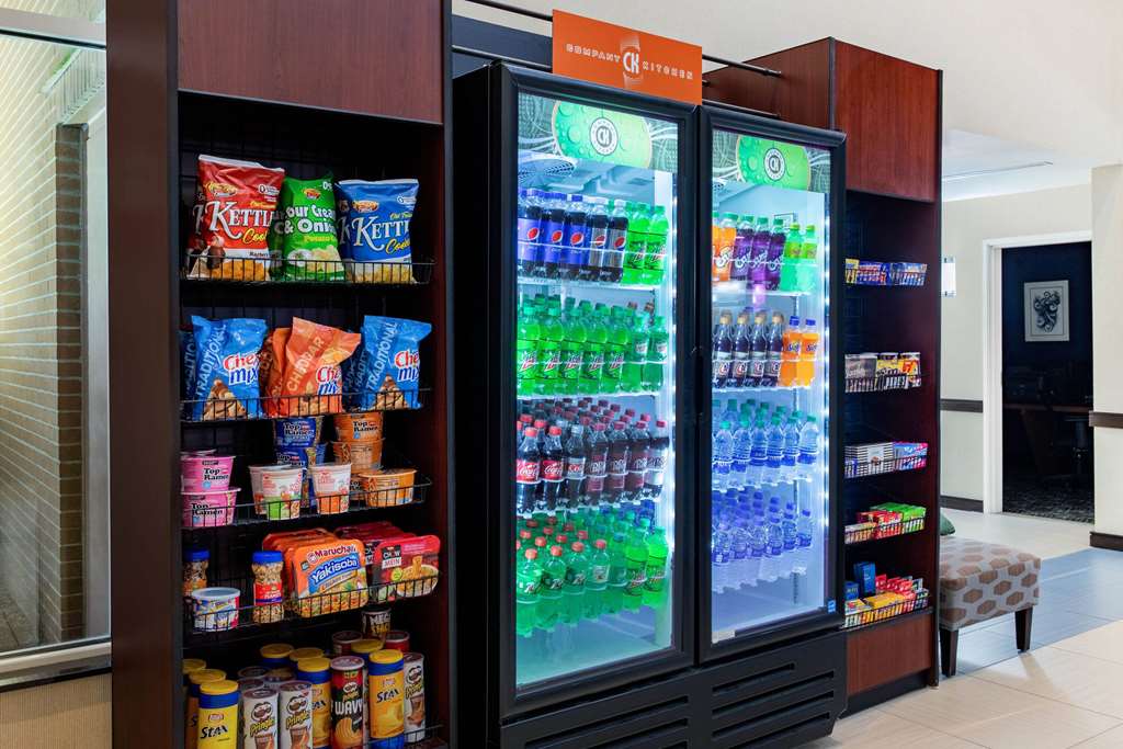 La Quinta Inn & Suites Indianapolis Airport West - photo 27