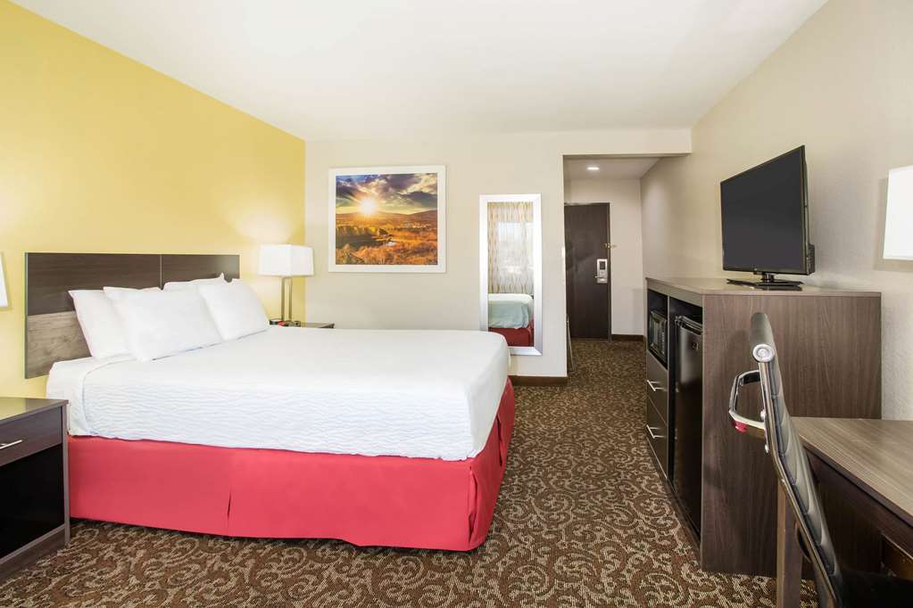 Days Inn by Wyndham Phoenix North - photo 22