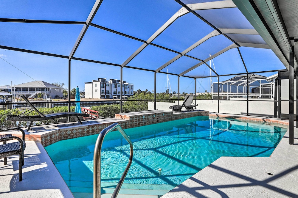 Private Dock and Saltwater Pool Apollo Beach House — 4-Star Luxury Hotel in Apollo Beach, United States