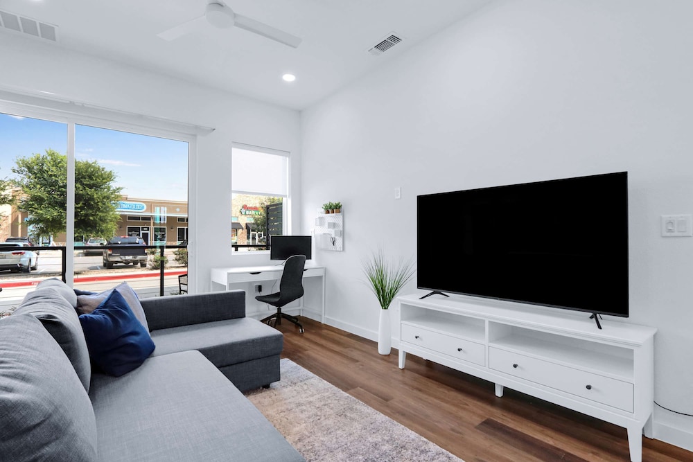 Luxury Resort style Living Centrally Located - photo 8