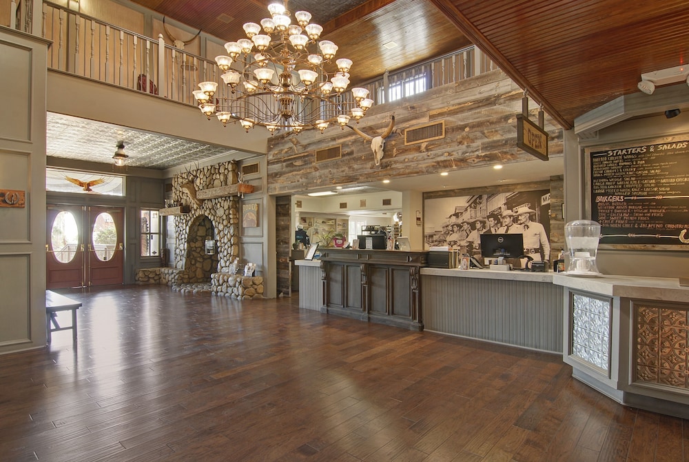 Palm Canyon Hotel & RV Resort - photo 2