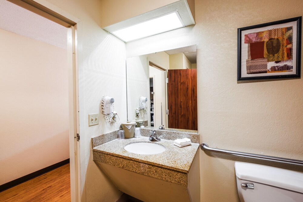 Red Roof Inn & Suites Savannah Gateway - photo 21