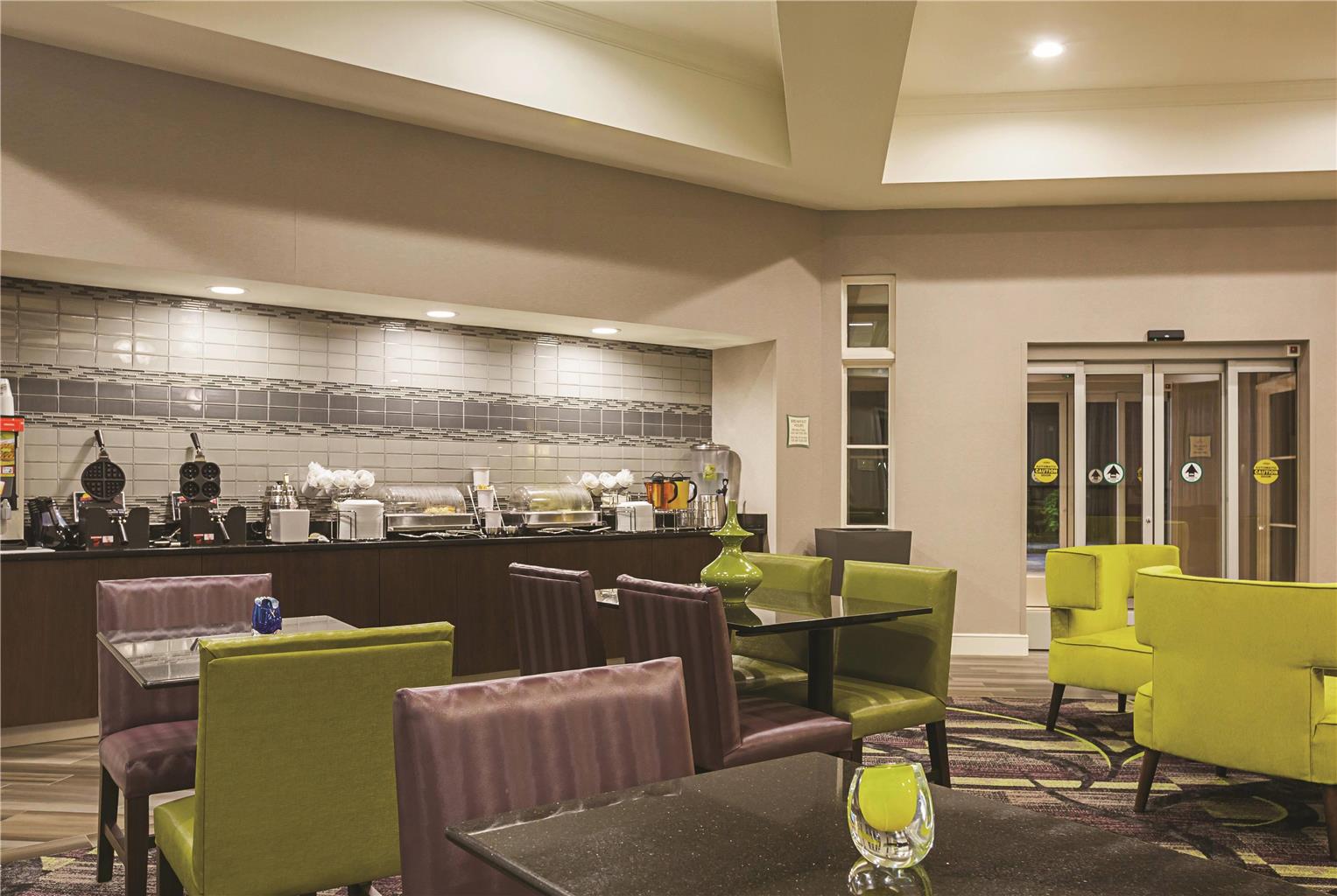 La Quinta Inn & Suites by Wyndham Atlanta Alpharetta - photo 46