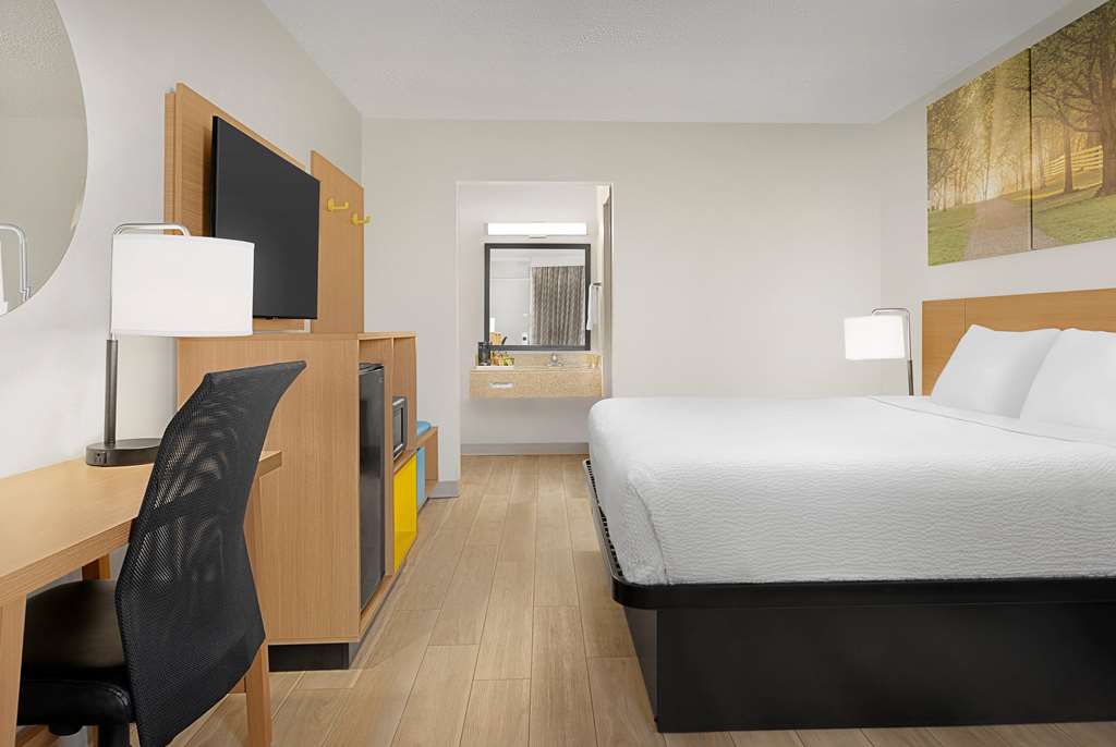 Days Inn by Wyndham Lake City I 75 - photo 11